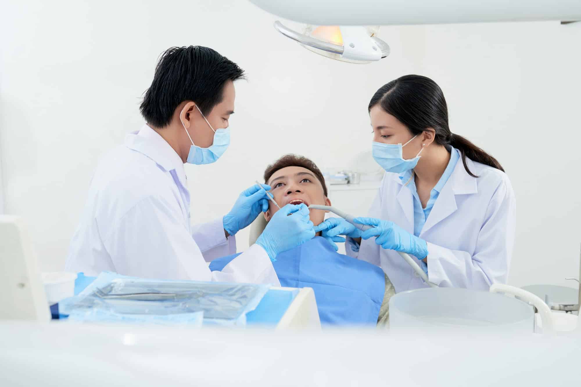 Comment les centres dentaires abordent-ils la santé bucco-dentaire globale ?